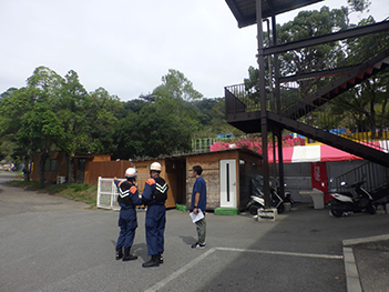 従業員から情報収集している様子の画像