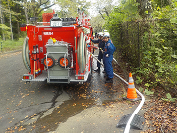 相模湖方面隊第4分団ホース延長の様子の画像