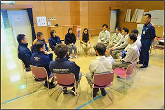 振り返りの様子の写真